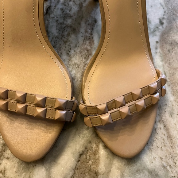 BCBG heels - Picture 4 of 6